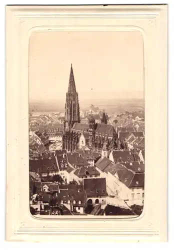 Fotografie G. Th. Hase, Freiburg i. B., Ansicht Freiburg i. B., Blick auf die Stadt mit dem Münster, im Passepartout