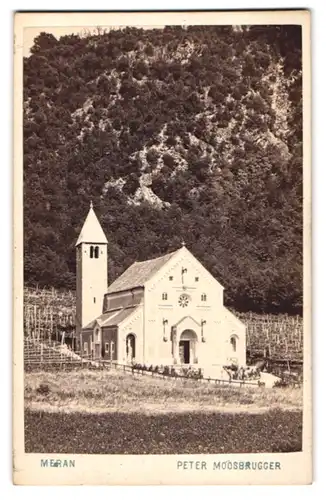Fotografie Peter Moosbrugger, Meran, Ansicht Meran, Blick auf die Kirche St. Valentin mit Weinreben