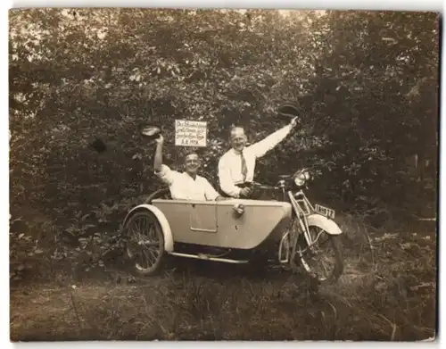 Fotografie unbekannter Fotograf und Ort, zwei Herren auf dem Mottorad und im Beiwagen mit Kennzeichen IA:977, 1928