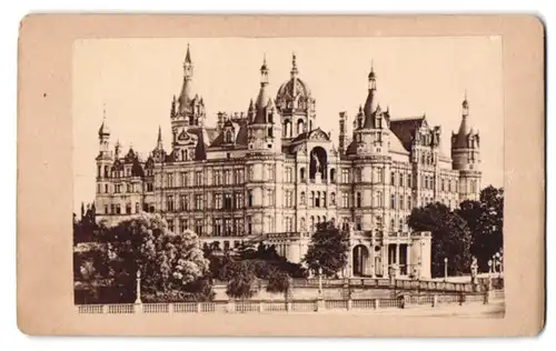Fotografie unbekannter Fotograf, Ansicht Schwerin, Frontansicht des Schweriner Schlosses