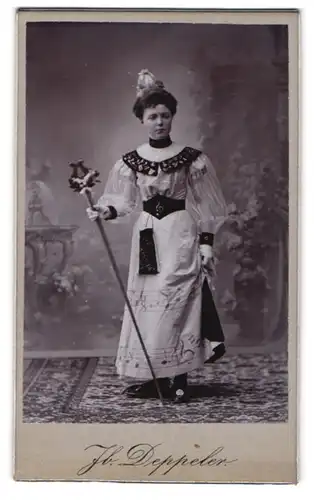 Fotografie Jb. Deppeler, Bern, Portrait junge Frau im Kostüm als Musikerin zum Fasching