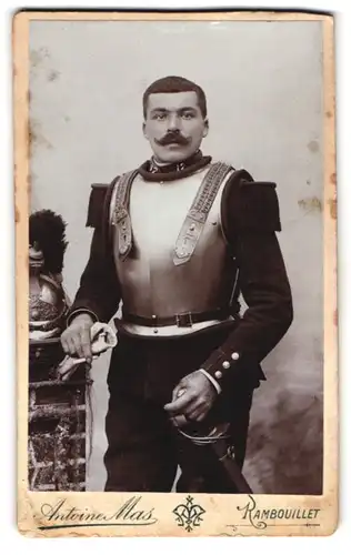 Fotografie Antoine Mas, Rambouillet, französischer Kürassier / Cuirassier im Kürass, Kürassierhelm, Kürassierharnisch