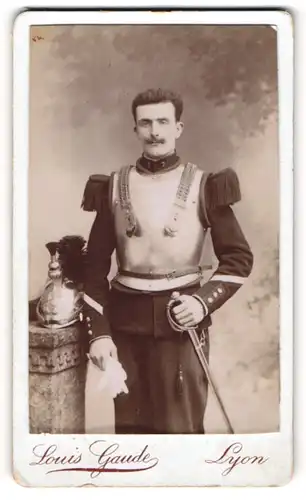 Fotografie Louis Gaude, Lyon, Kürassier / Cuirassiers im Brustharnisch Rgt. 7 mit Kürassierhelm und Säbel