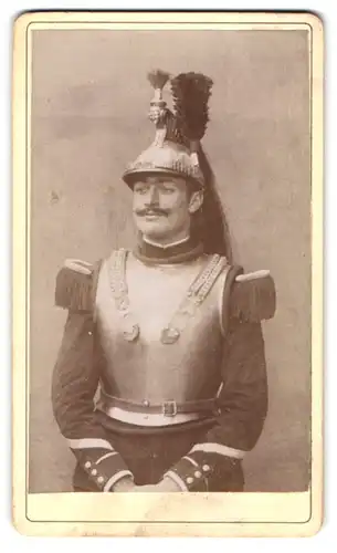 Fotografie unbekannter Fotograf und Ort, franzöischer Kürassier / Cuirassiers, Brustharnisch und Rosshaarschweif Helm