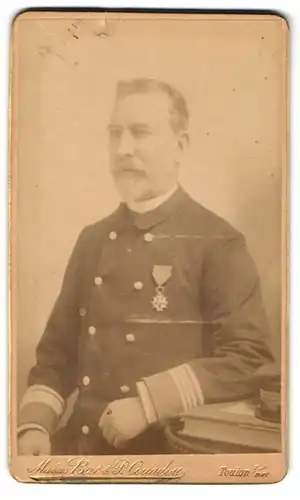 Fotografie Marius Bar & P. Couadou, Toulon, Offizier in Uniform mit Orden der Ehrenlegion