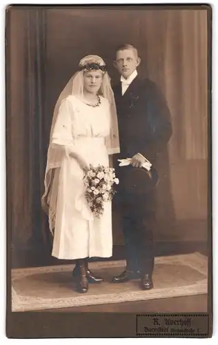 Fotografie R. Averhoff, Barmstedt, junges Brautpaar im Hochzeitskleid und Anzug mit Zylinder