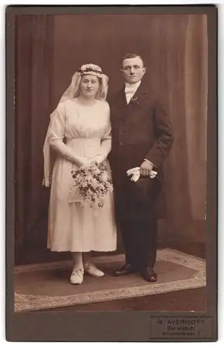 Fotografie R. Averhoff, Barmstedt, Eheleute im Hochzeitskleid und Anzug mit Schleier und Zylinder