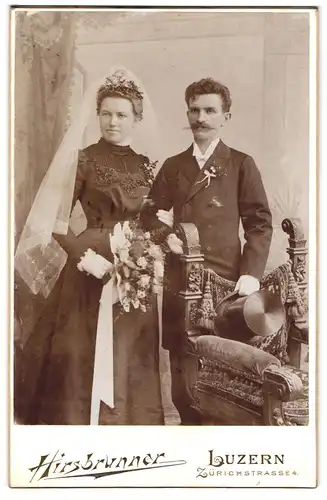 Fotografie Hirschbrunner, Luzern, junges Brautpaar im schwarzen Hochzeitskleid und Anzug mit Schleier und Zylinder