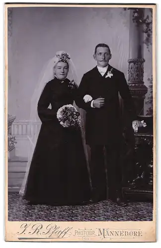 Fotografie J. R. Pfaff, Männedorf, schweizer Brautpaar im schwarzen Hochzeitskleid und Anzug mit Brautstrauss