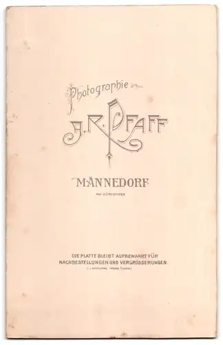 Fotografie J. R. Pfaff, Männedorf, schweizer Brautpaar im schwarzen Hochzeitskleid und Anzug mit Brautstrauss