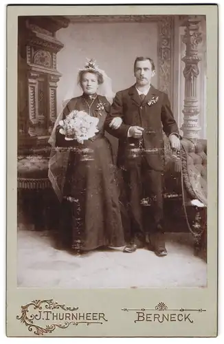Fotografie J. Thurnheer, Berneck, schweizer Brautpaar im schwarzen Hochzeitskleid mit weissen Schleier und Brautstrauss