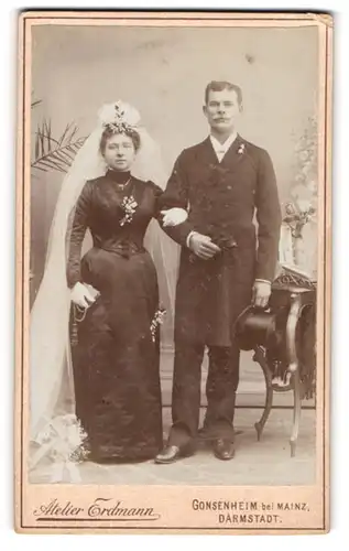Fotografie Atelier Erdmann, Gonsenheim, junge Eheleute im schwarzen Brautkleid samt weissen Schleier, Anzug mit Zylinder