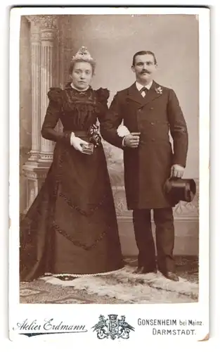 Fotografie Atelier Erdmann, Gonsenheim, junges Brautpaar im schwarzen Kleid mit Kopfschmuck und im Anzug mit Zylinder