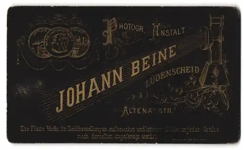 Fotografie Johann Beine, Lüdenscheid, alter Scheinwerfer wirft Licht mit Namen des Fotografen