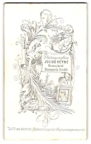 Fotografie Julius Heyne, Remscheid, Frau hällt Banderole mit Anschrift des Fotografen, von Blattwerk umgeben