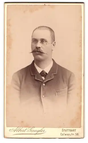 Fotografie Albert Gaugler, Stuttgart, Mann im Anzug mit Brille und gezwirbeltem Schnauzbart