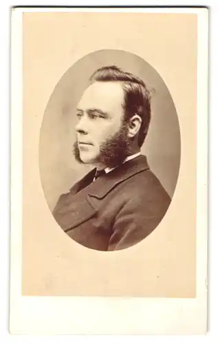 Fotografie F. Waren, Newquay, englischer Herr im Anzug mit buschigen Koteletten im Seitenprofil
