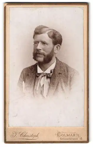 Fotografie J. Christoph, Colmar i. E., Mann im Anzug mit Backenbartt und Seitenscheitel