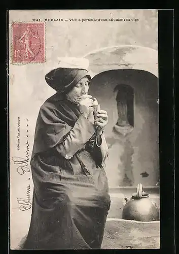 AK Morlaix, Vieille porteuse d`eau alllumant sa pipe, Alte Pfeifenraucherin