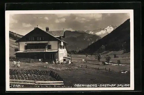 AK Obernberg, Gasthof Spörr mit bewaldeter Gebirgslandschaft