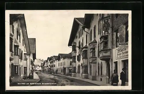 AK Matrei am Brenner, Strassenansicht mit Passanten