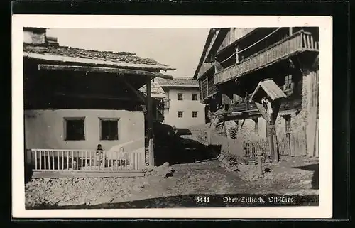 AK Ober-Tilliach, Strassenpartie einer schmalen Gasse mit Wegkreuz