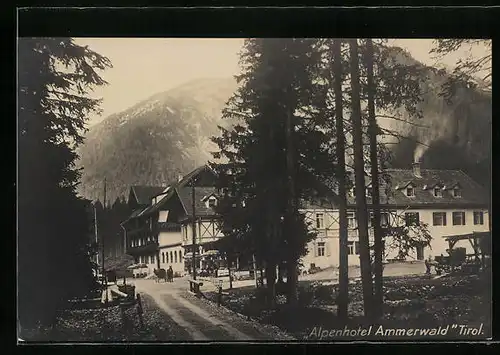 AK Reutte, Alpenhotel Ammerwald in Waldlandschaft