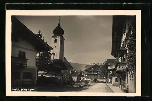 AK Westendorf, Strassenpartie mit Gasthof-Pension zur Post und Kirche