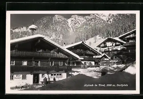 AK Alpbach, Dorfplatz mit Gasthaus Wirt Bischofer im Schnee