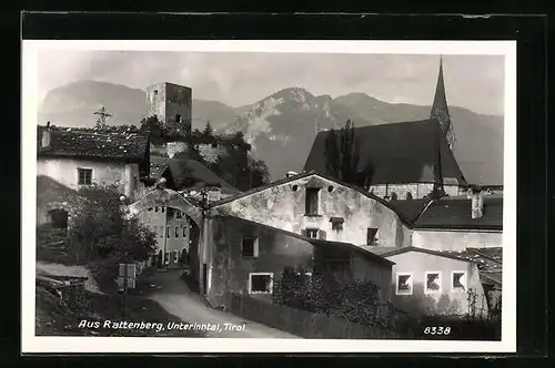 AK Rattenberg /Unterinntal, Strassenpartie mit Kirche