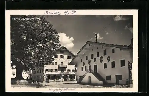 AK Reutte, Platz vor Gasthof und Brauerei zum Hirsch