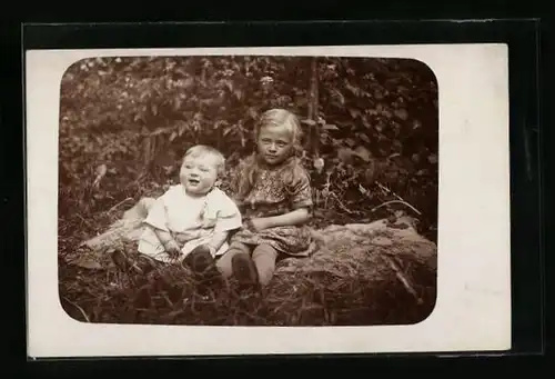 Foto-AK Geschwisterchen auf der Decke, Kinder