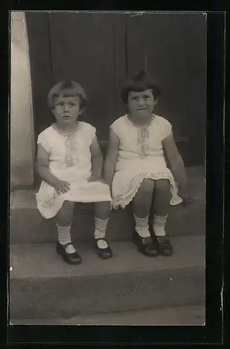 Foto-AK Kinder in Kleidern auf der Treppe