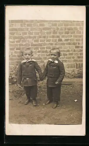 Foto-AK Zwei kleine Jungen halten sich an der Hand