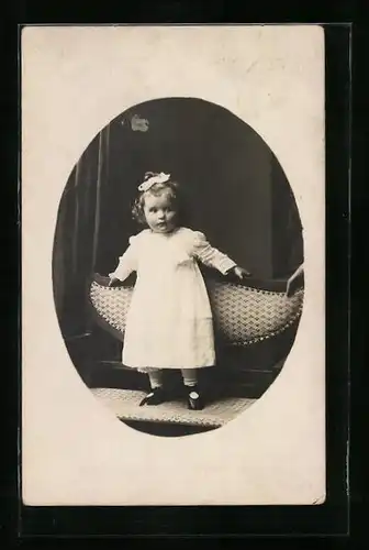 Foto-AK Kleines Mädchen im weissen Kleid