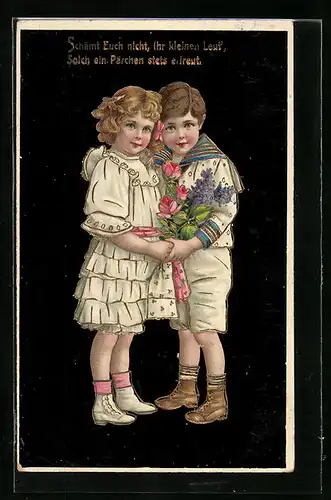 Präge-AK Junge im Matrosenanzug und Mädchen mit Blumen