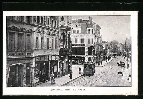 AK Berlin-Spandau, Breitestrasse mit Geschäften und Strassenbahn