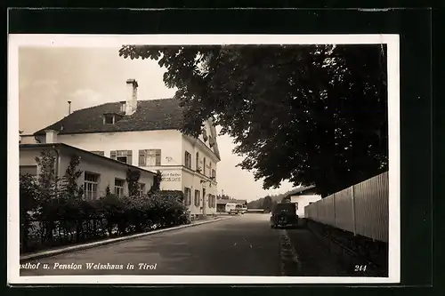 AK Weisshaus i. T., Gleichnamiger Gasthof von der Strasse gesehen