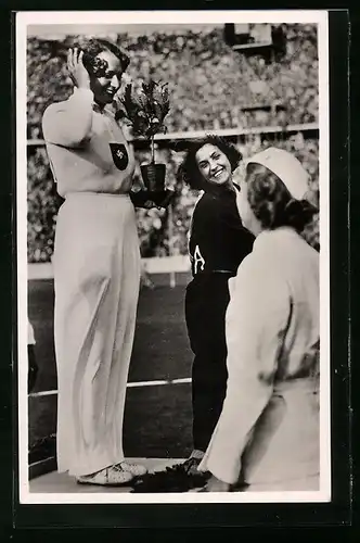 AK Berlin, Olympische Spiele 1936, Tilly Fleischer nach ihrem grossen Sieg im Speerwerfen