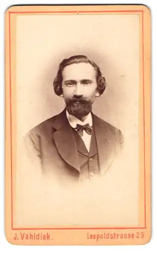 Fotografie J. Vahldiek, Braunschweig, Leopoldstrasse 25, junger Mann mit interessanter Frisur und Bart