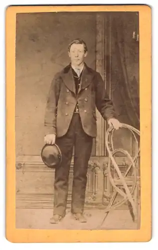 Fotografie unbekannter Fotograf und Ort, Herr posiert lässig mit einem Hut in der Hand