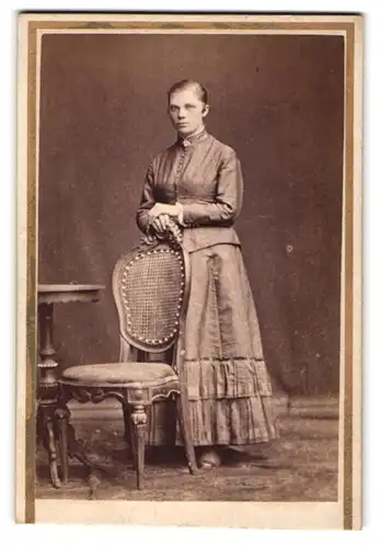 Fotografie Kolinský, Nachod, junge Frau posiert im edlem Kleid auf einen Stuhl gestützt