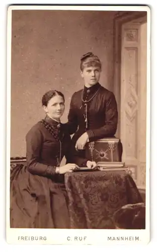 Fotografie C. Ruf, Freiburg, Ludwigstrasse 2, zwei hübsche Damen posieren in schönen Kleidern