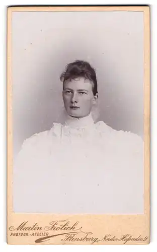 Fotografie Martin Frölich, Flensburg, Norder-Hofenden 9, junge Frau mit ernstem Blick und voluminösem Kleid