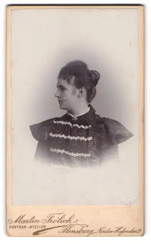 Fotografie Martin Frölich, Flensburg, Norder-Hofenden 9, Dame im Seitenprofil und ausgefallenen Kleid