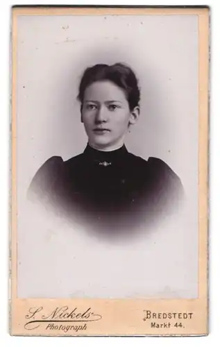 Fotografie S. Nickels, Bredstedt, Markt 44, hübsche Frau in edlem schwarzen Kleid