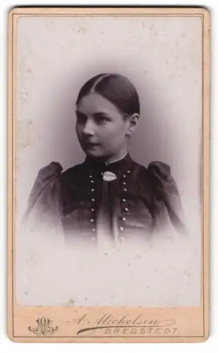 Fotografie A. Michelsen, Bredstedt, hübsches junges Mädchen im edlen Kleid und zusammengebundenen Haaren