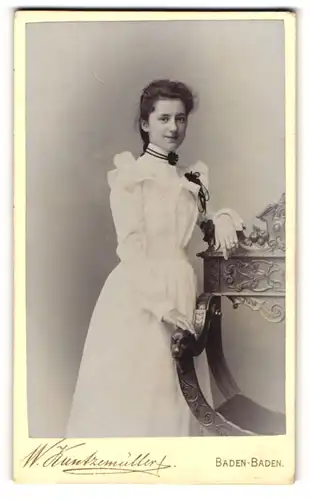 Fotografie W. Huntzemüller, Baden-Baden, Friedrich-Strasse 1, hübsches junges Mädchen im eleganten weissem Kleid