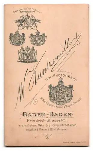 Fotografie W. Huntzemüller, Baden-Baden, Friedrich-Strasse 1, hübsches junges Mädchen im eleganten weissem Kleid