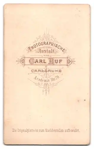 Fotografie Carl Ruf, Carlsruhe, Academie Strasse 20, attraktive Dame mit Anhänger und ernstem Blick